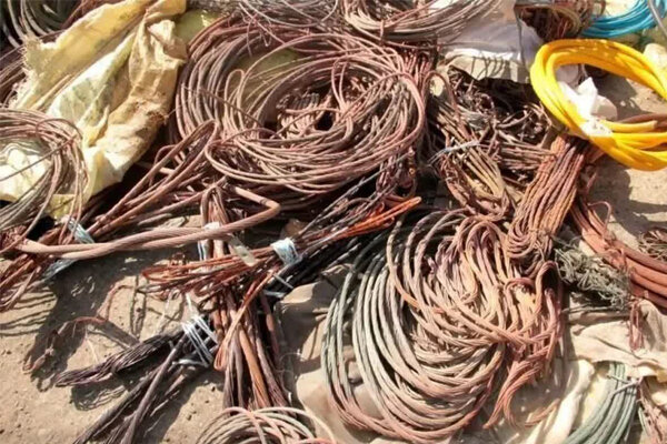 دست سارقان از شبکه برق بناب کوتاه شد؛ دو نفر بازداشت شدند