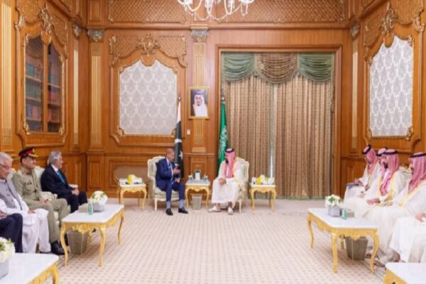 گفت‌وگوی نخست‌وزیر پاکستان و ولیعهد سعودی در مکه درباره تحولات منطقه‌ای