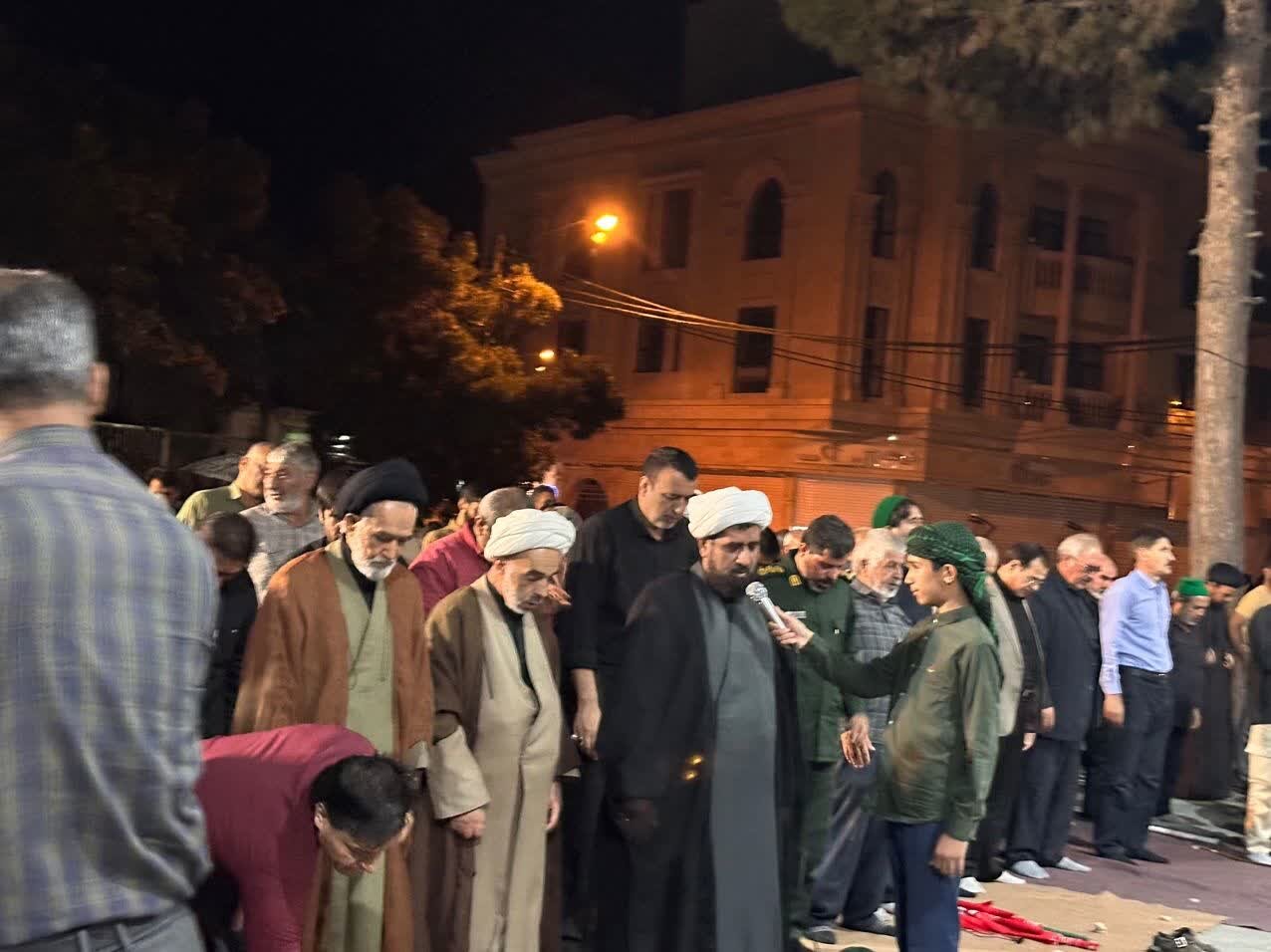 شب نیایش چنارانی‌ها؛ نماز استغاثه در اجتماع شبانه چهارراه طالقانی