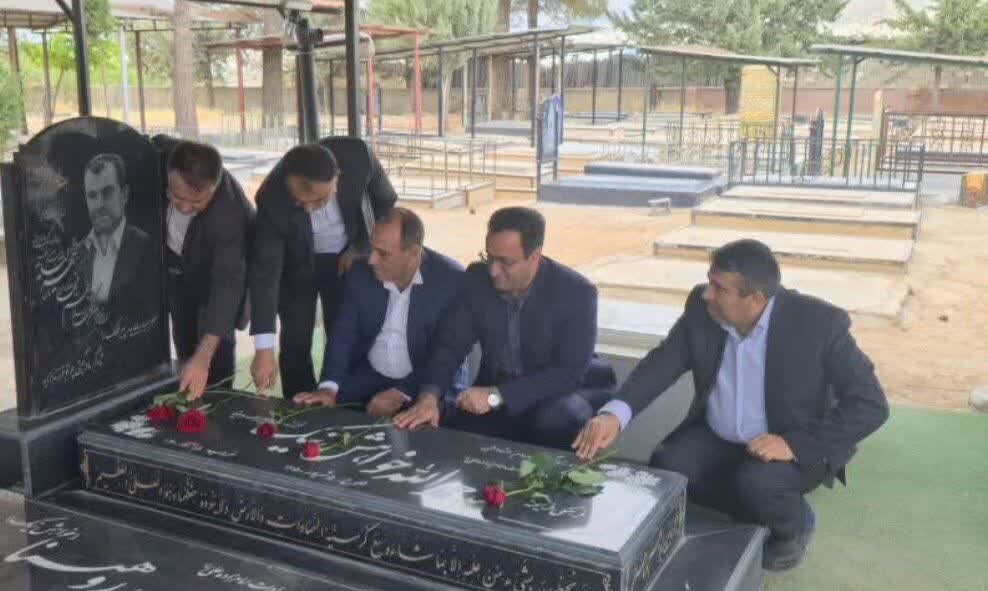 بزرگداشت روز خبرنگار بر مزار فرهنگی فقید کهگیلویه و بویراحمد
