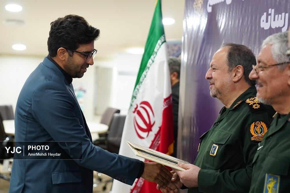 سرپرست وزارت دفاع در نشست خبری پاسخگوی خبرنگاران شد