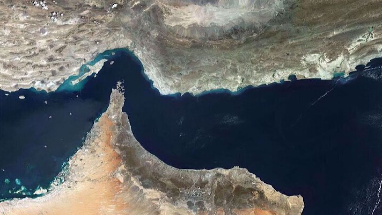 پرتابه ناشناس کشتی در تنگه هرمز را هدف قرار داد