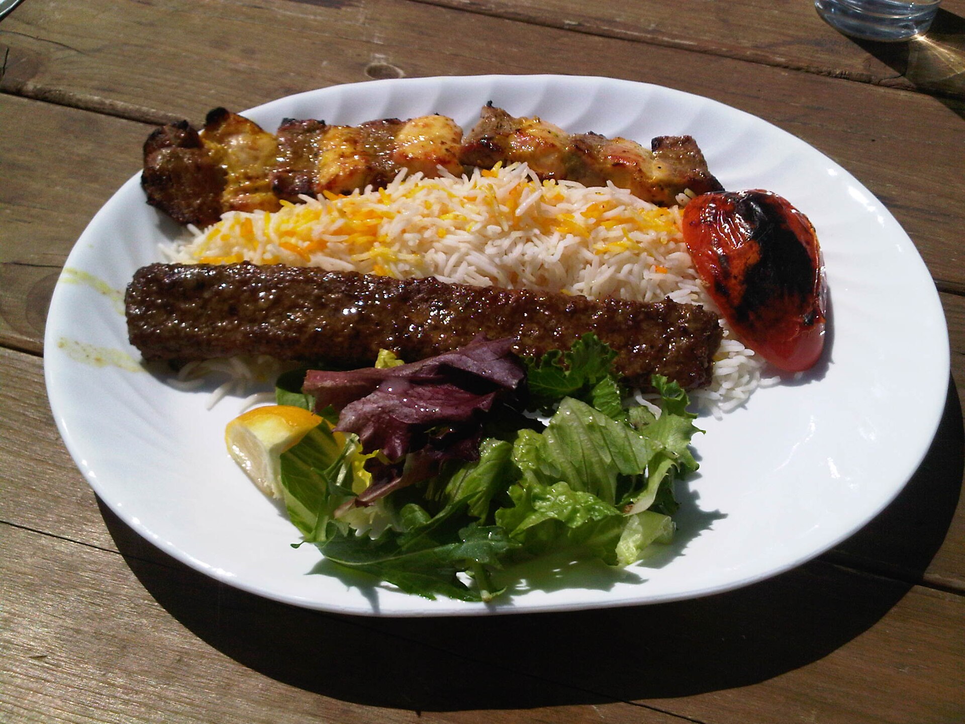 غذاهای خاورمیانه؛ راهنمای جامع شناخت سفره‌ها، ادویه‌ها و آداب آشپزی از تهران تا قاهره