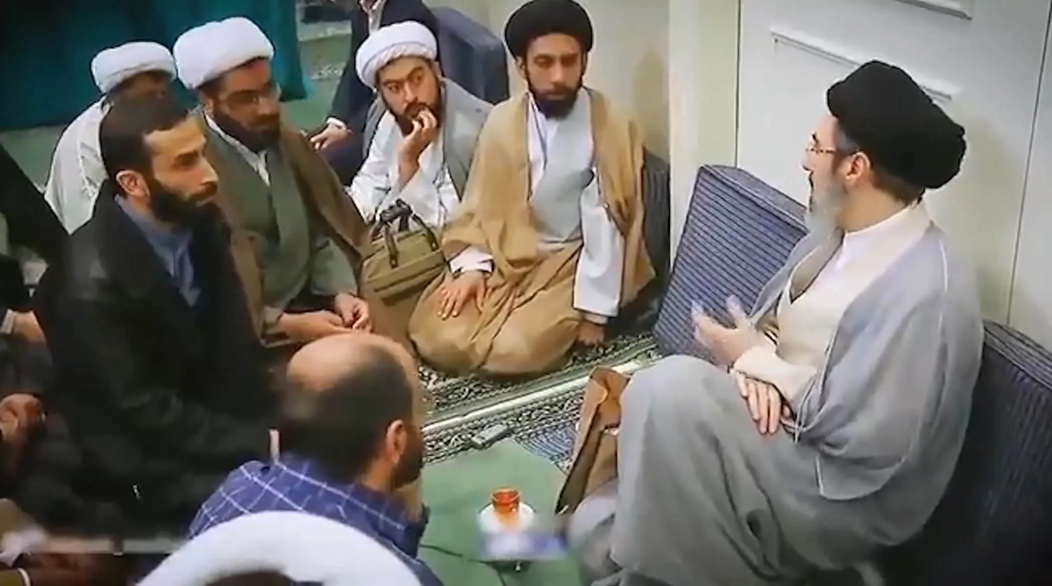 ویدیوی تازه از حضور رهبر معظم انقلاب در جمع روحانیون منتشر شد