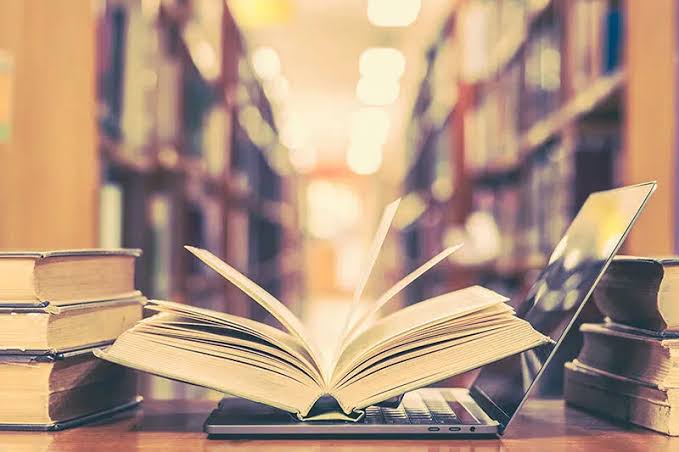 کتاب در عصر اسکرول؛ از پیش‌بینی مرگ تا فروش میلیونی در آمریکا و انگلیس