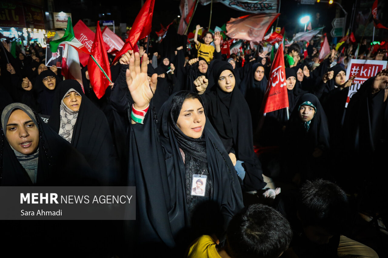 مشهد در سوگ ۱۶۸ شهید دانش‌آموز میناب؛ تجمع شبانه شهروندان ادامه دارد
