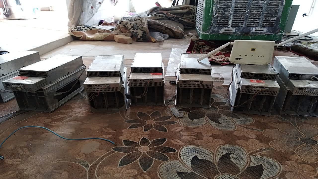 توقیف ۱۴ دستگاه ماینر غیرمجاز در چهار واحد مسکونی قم؛ سقف پاداش گزارش‌گران به ۳۲۰ میلیون تومان رسید
