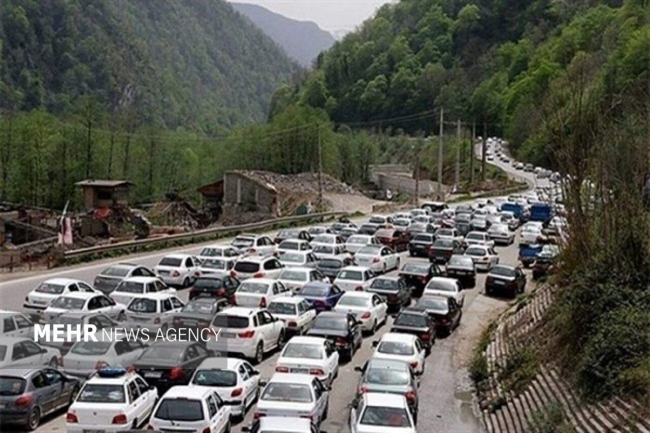 ترافیک سنگین در مسیر جنوب به شمال؛ پلیس تردد در جاده چالوس از مرزن‌آباد به کرج و تهران را ممنوع کرد