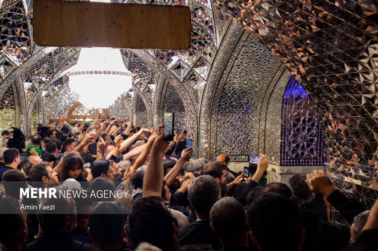 گزارش تصویری | شور و حال معنوی حرم رضوی در دهه پایانی صفر؛ میعادگاه زائران با شهدا