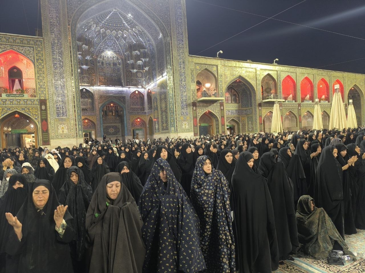 شب ۲۸ صفر در حرم رضوی؛ نماز جماعت مغرب و عشا با حضور پرشور زائران اقامه شد