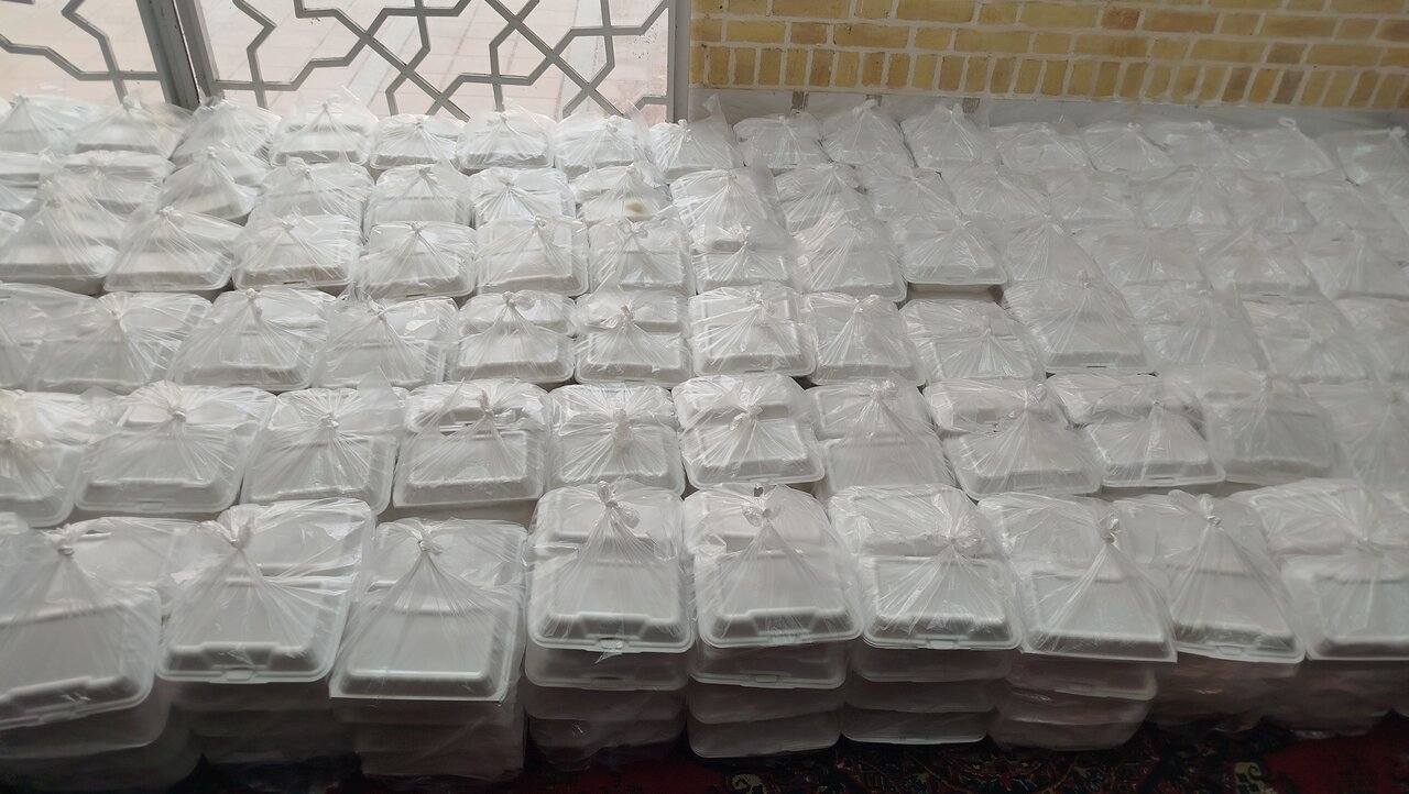آیین اطعام عزاداران پیامبر اکرم در آستانه اشرفیه برگزار شد