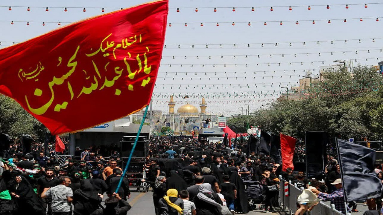 سینه‌زنی سنتی یزدی‌ها در جوار حرم رضوی؛ ۱۱۰ هیئت و موکب میزبان زائران شدند