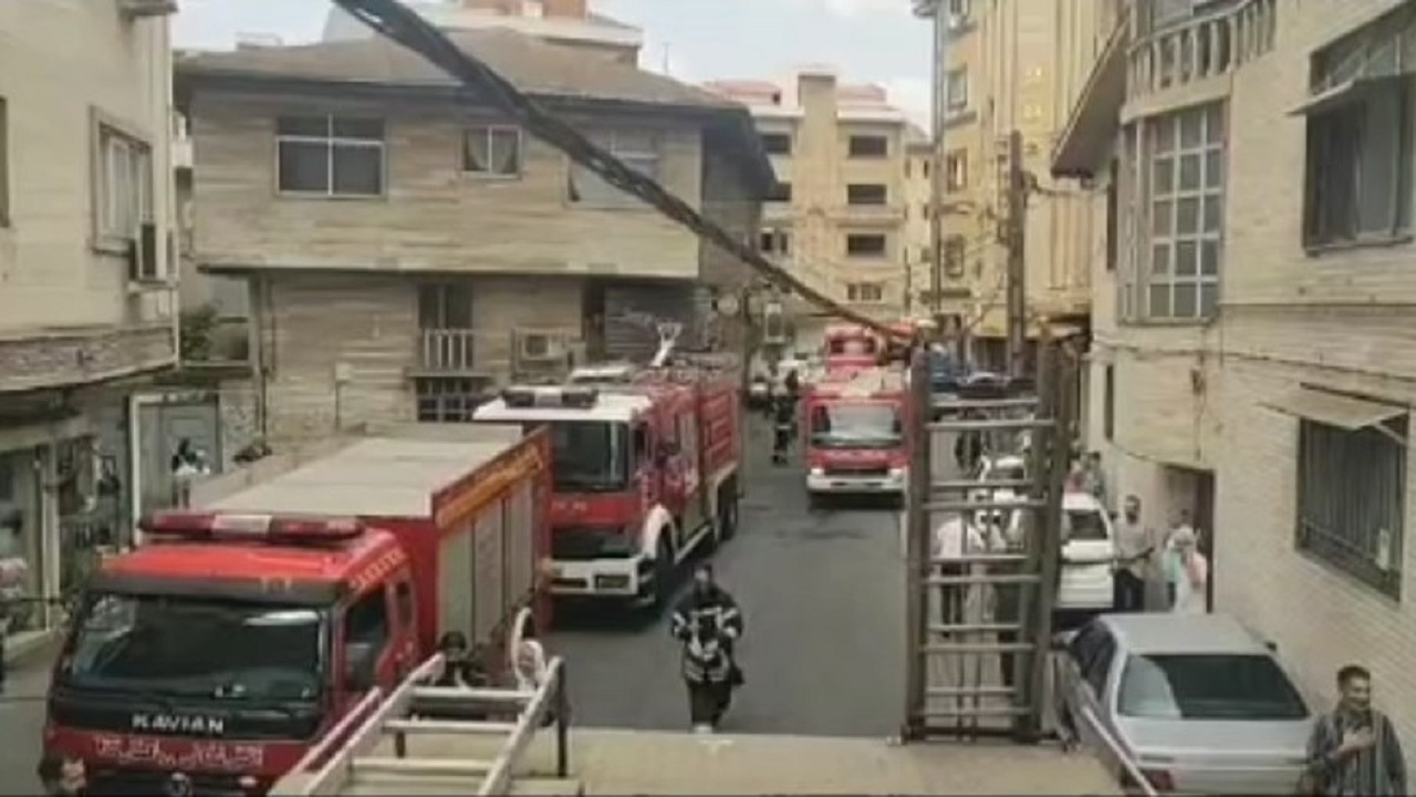 مهار آتش‌سوزی در منزل مسکونی رشت؛ بالکن و بخشی از پشت‌بام طعمه حریق شد