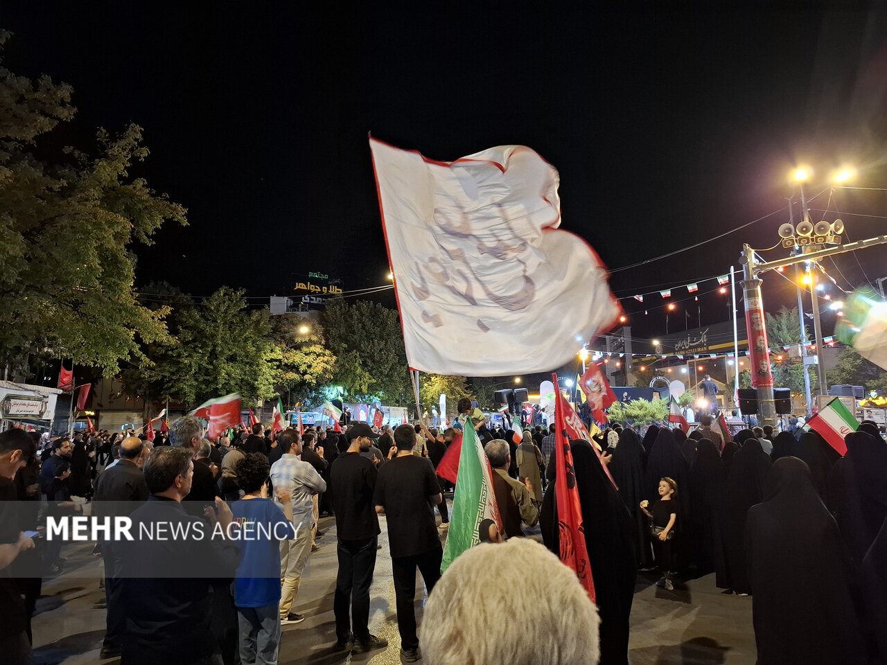 سوگواری شب شهادت امام رضا(ع) در بجنورد؛ میدان شهید غرق در عزای هشتمین امام