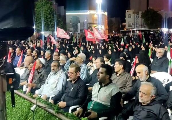 شب شهادت امام رضا(ع) در بوشهر؛ میدان امام خمینی میزبان عزاداران شد