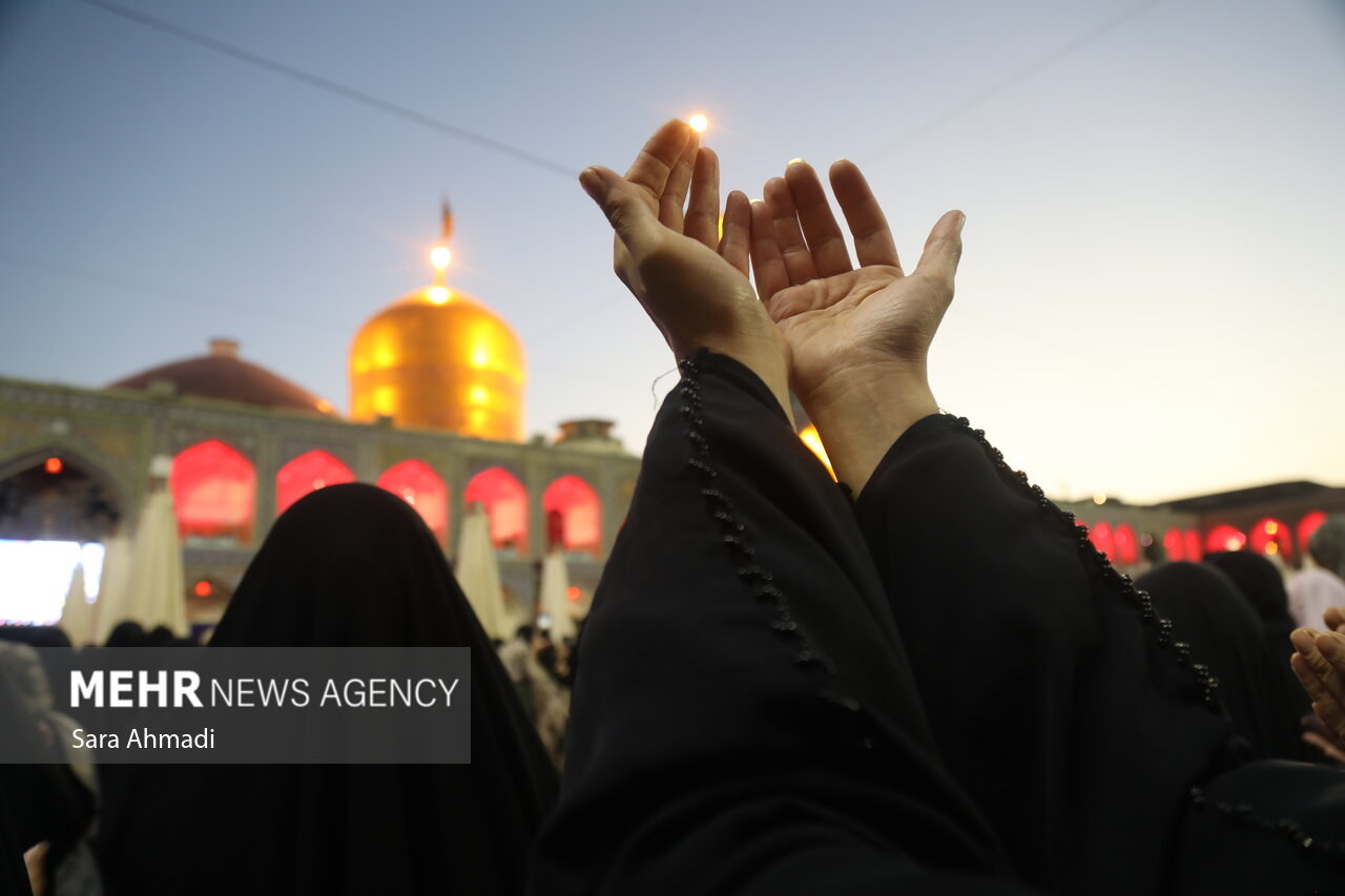 سوگواری شب شهادت امام رضا(ع) در بارگاه منور رضوی