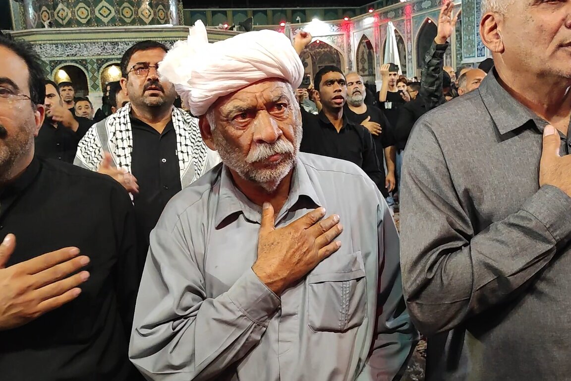 شب شهادت امام رضا(ع)؛ حرم مطهر رضوی میزبان آیین سنتی سیستانی‌ها