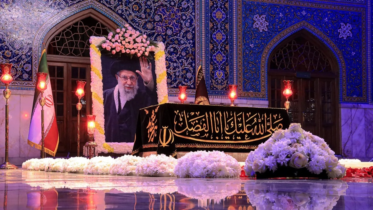 شب شهادت امام رضا (ع) در حرم مطهر رضوی؛ مزار شهید جمهور میزبان زائران سوگوار