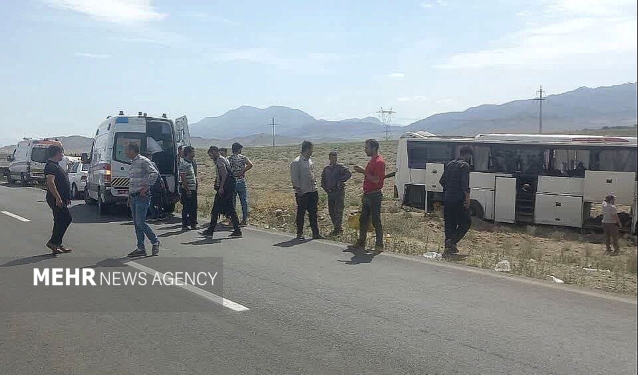 برخورد اتوبوس مسافربری با نیوجرسی در محور بجنورد - آشخانه؛ ۱۱ سرنشین راهی بیمارستان شدند