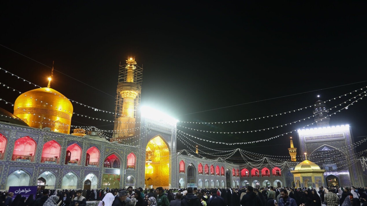 شب شهادت امام رضا (ع)؛ حرم مطهر رضوی میزبان خیل عظیم سوگواران
