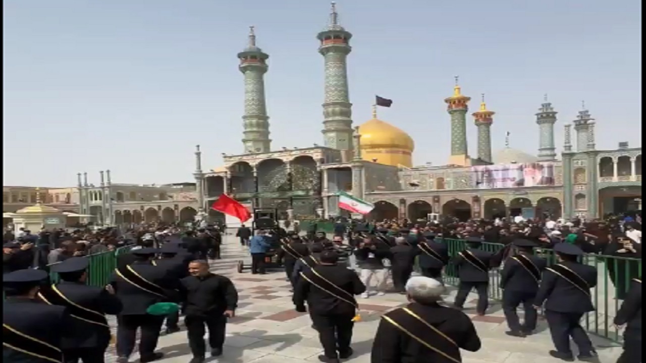 قم در سوگ شهادت امام رضا(ع)؛ دسته عزاداری خادمان حرم حضرت معصومه برپا شد