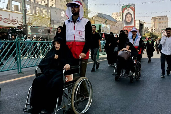 قدم‌به‌قدم تا بهشت؛ همراهی ۴۰ داوطلب جوان با زائران حرم رضوی در ماه صفر