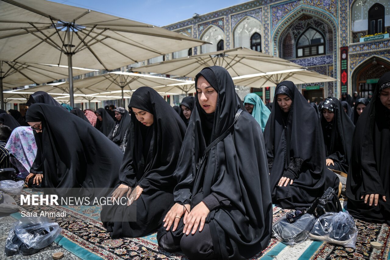 حرم رضوی در سالروز شهادت امام هشتم غرق در عزا و اجتماع معنوی زائران شد