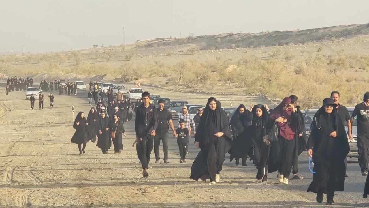 پیاده‌روی «حرم تا حرم»؛ سنت ۱۴ ساله زائران کویرات در سالروز شهادت امام رضا (ع)