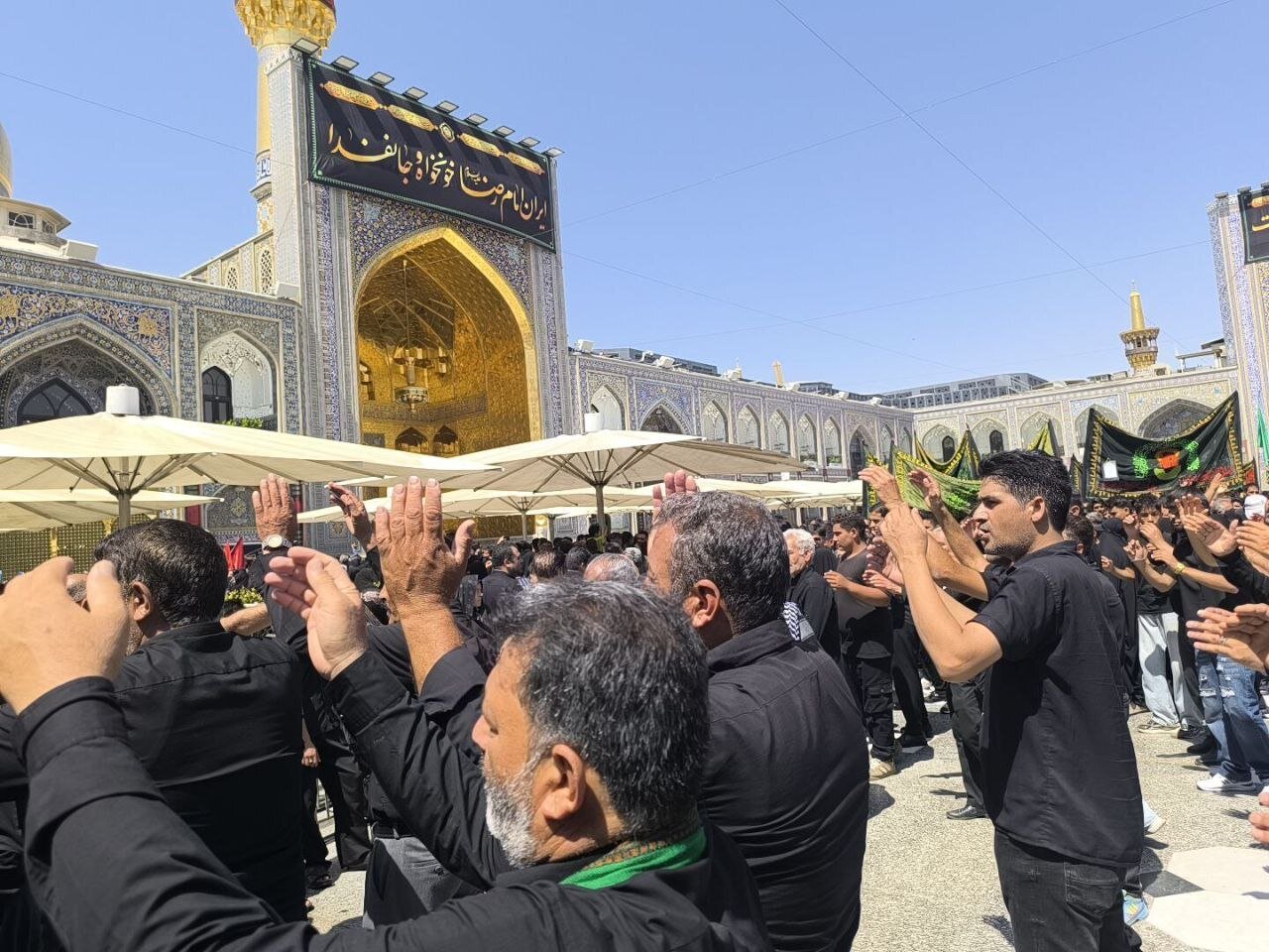 خیل عزاداران در سالروز شهادت امام رئوف به حرم رضوی رسیدند