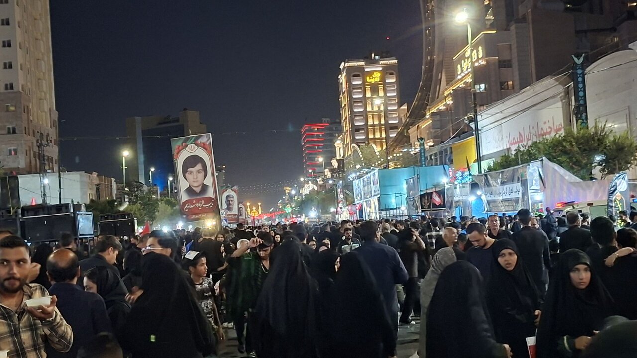 شام شهادت امام رضا(ع)؛ خیابان‌های مشهد مملو از زائران عزادار