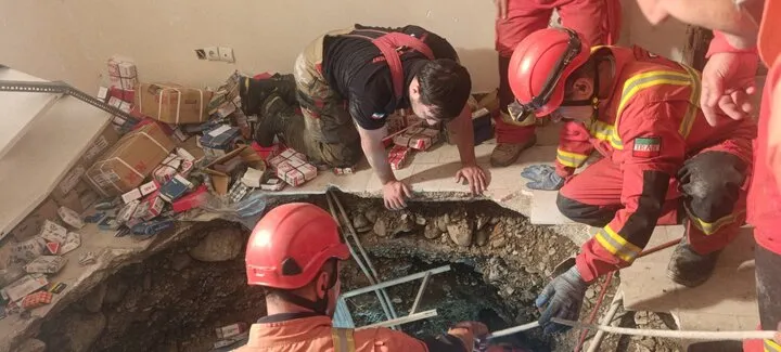عملیات نفسگیر آتشنشانان در بهارستان؛ هر ۴ محبوس در گودال انبار زنده بیرون آمدند