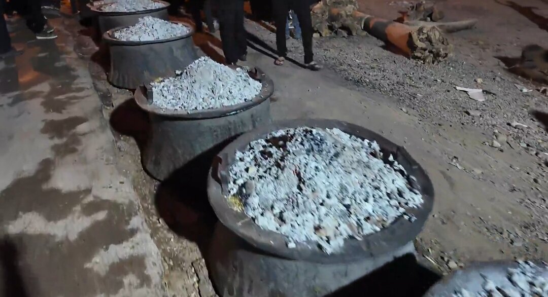 آیین معنوی پخت آش نذری در دو محله بهاباد در سوگ شهادت امام رضا (ع)