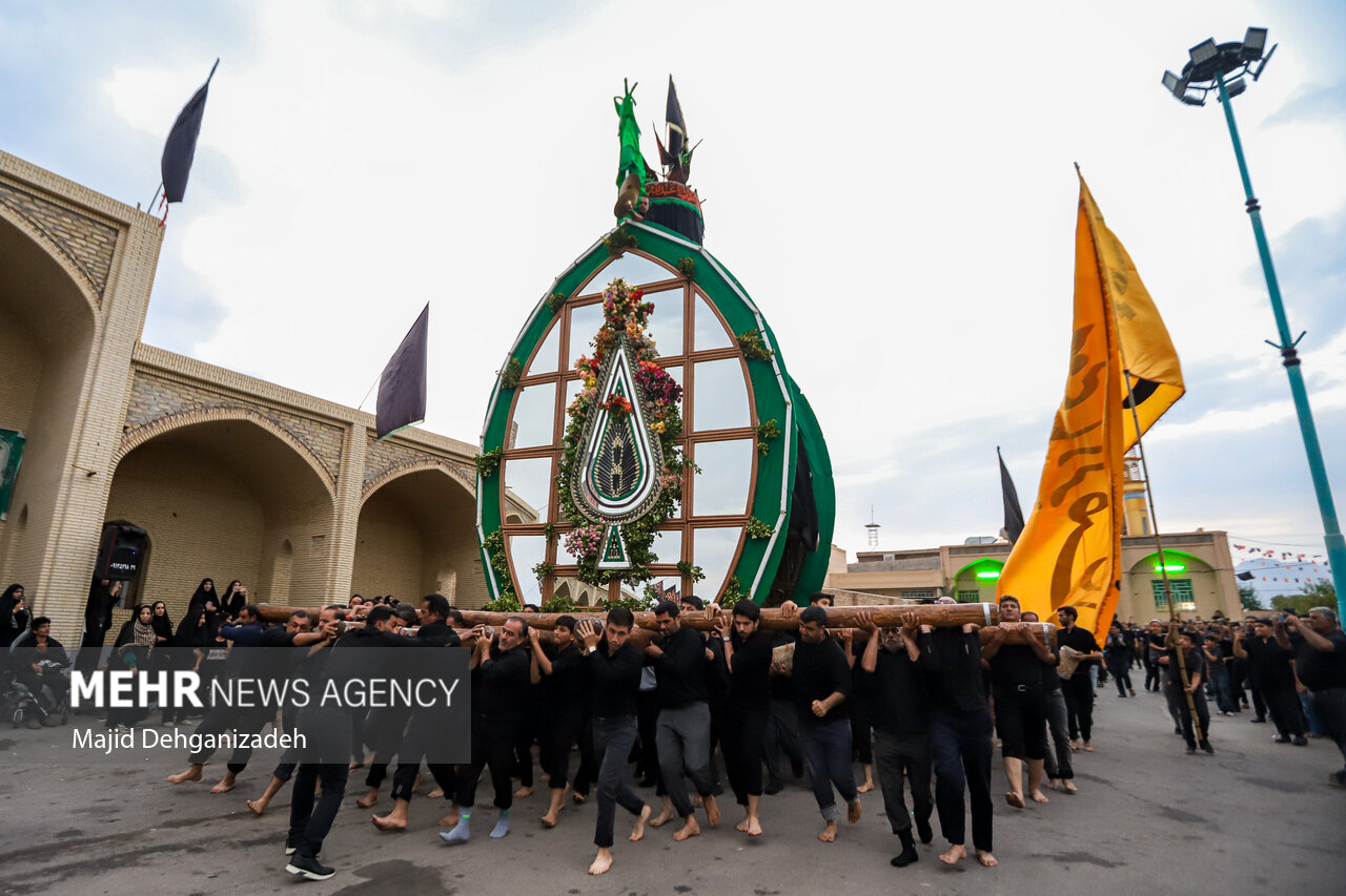 نخل‌برداری مهریز؛ آیین کهن سوگواری مردمان کویر در سوگ امام رضا(ع)