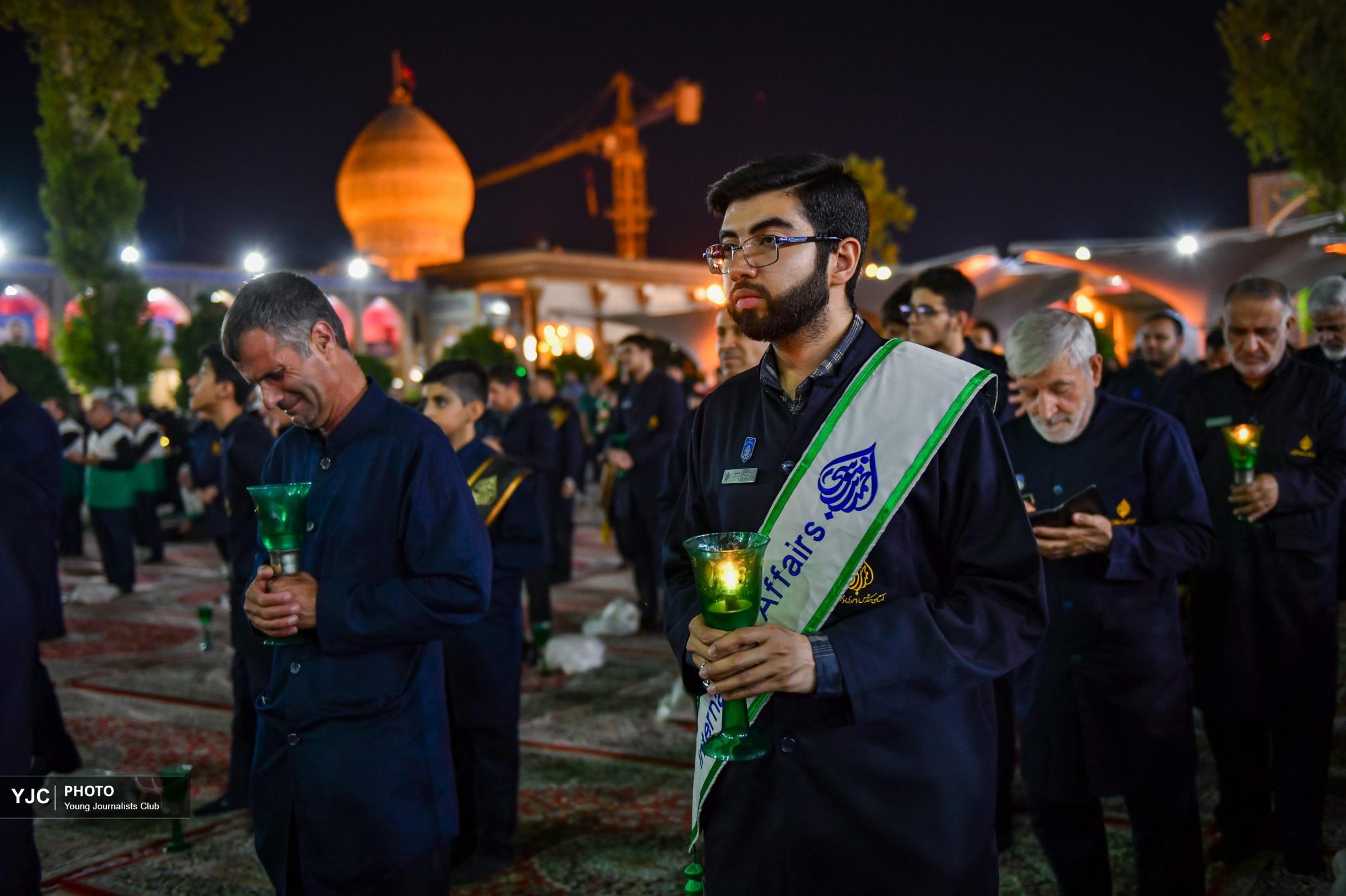 عزاداری زائران در حرم شاهچراغ در شام غریبان امام رضا
