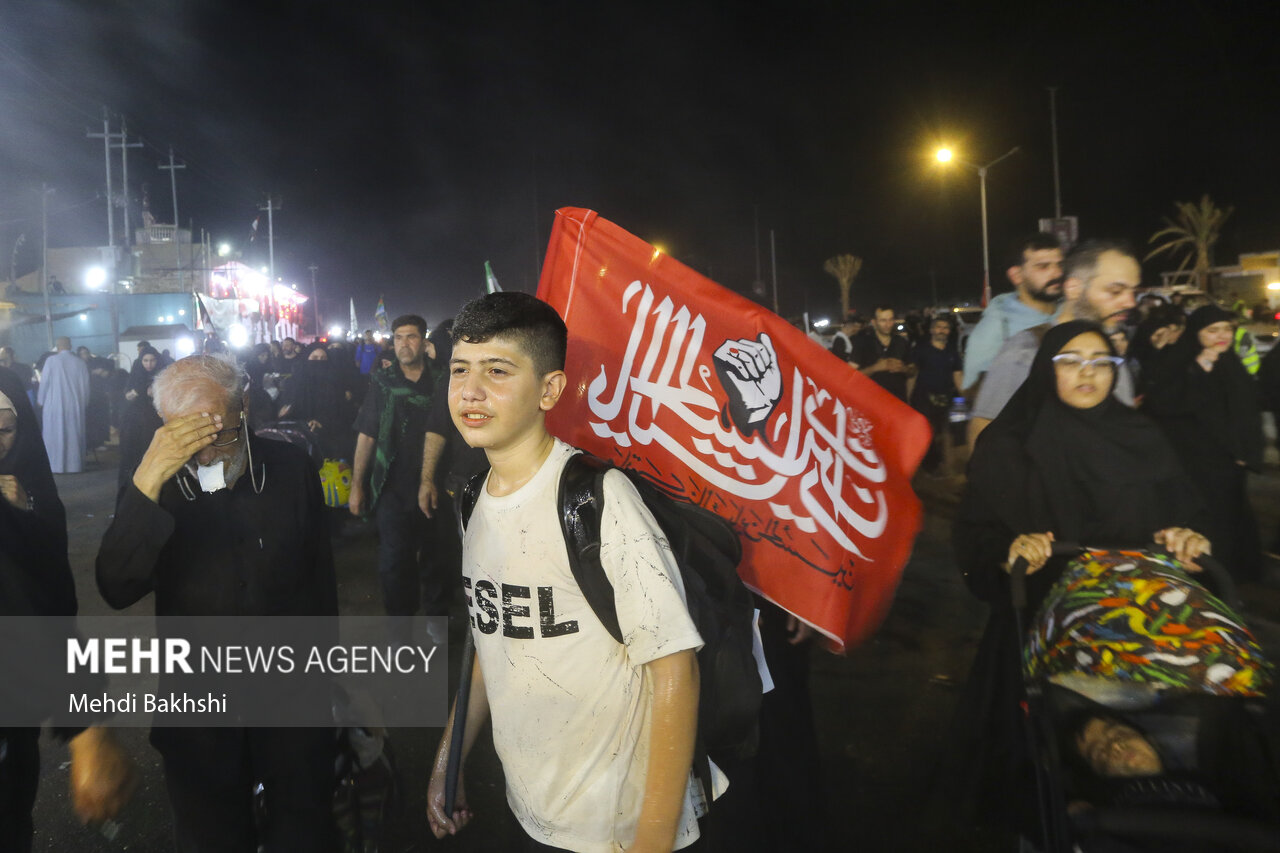 نماهنگ حضور مردم ایلام در میدان ۲۲ بهمن؛ شب زنده‌داری با نوای دعای کمیل