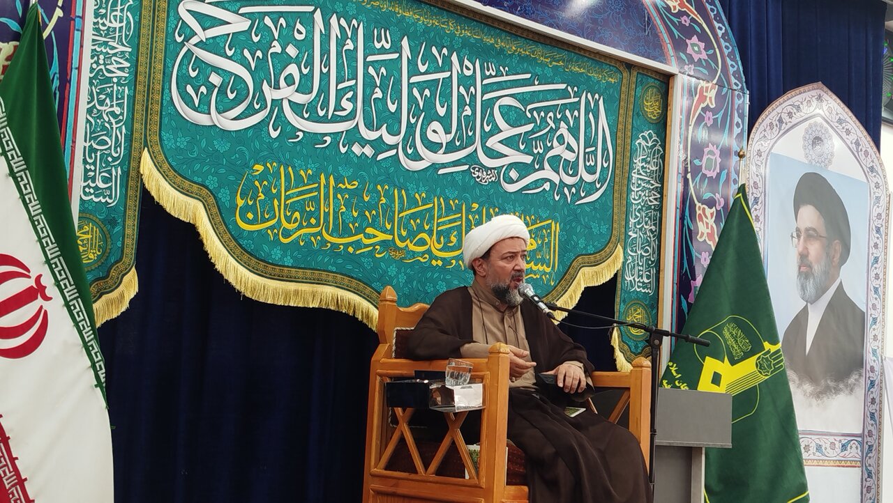 امام جماعت مسجد جمکران: محبت اهل‌بیت (ع) باید در رفتار و زندگی مردم ملموس باشد
