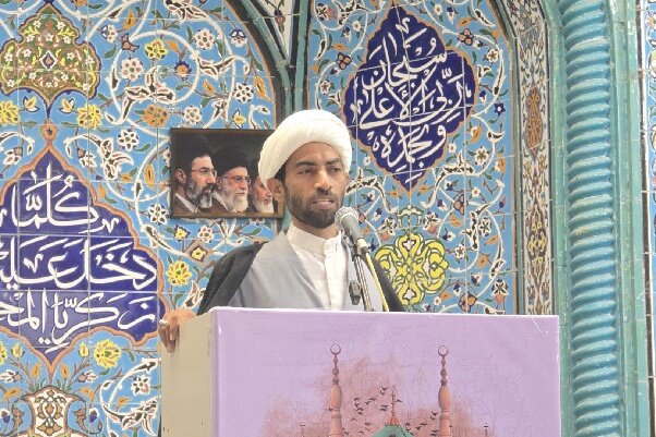 انتقاد امام جمعه موقت جاسک از صف‌های طولانی بنزین: وقت شهروندان حق‌الناس است