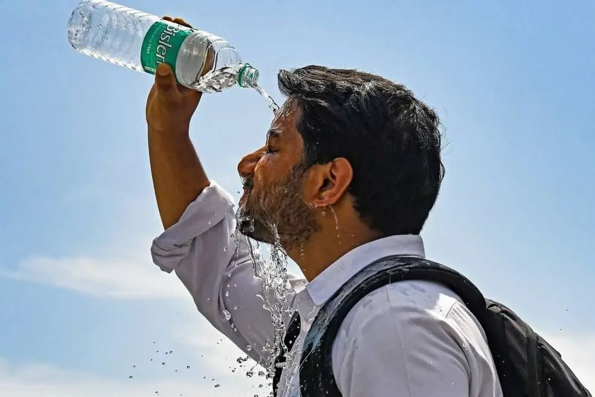گرمای ۳۹ درجه پایتخت را ترک نمی‌کند؛ باد شدید و گرد و خاک در راه است
