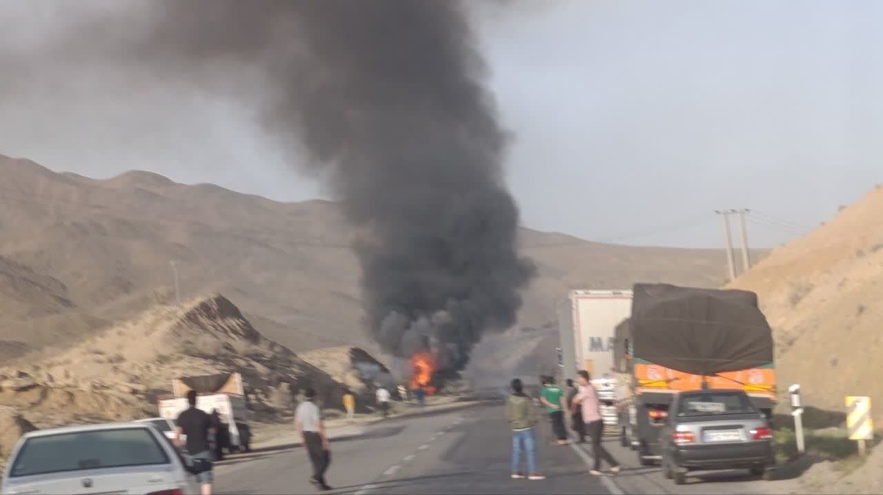 نجات راننده تریلر از دل آتش در آزادراه پل زال؛ خستگی عامل حادثه شد