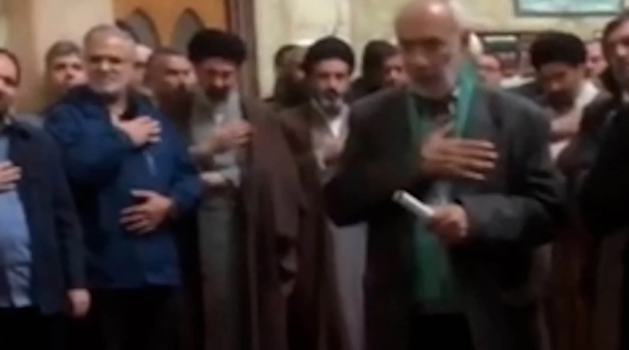تصاویری تازه از سوگواری رهبر معظم انقلاب در مراسم تشییع فرزند آیت‌الله استادی منتشر شد