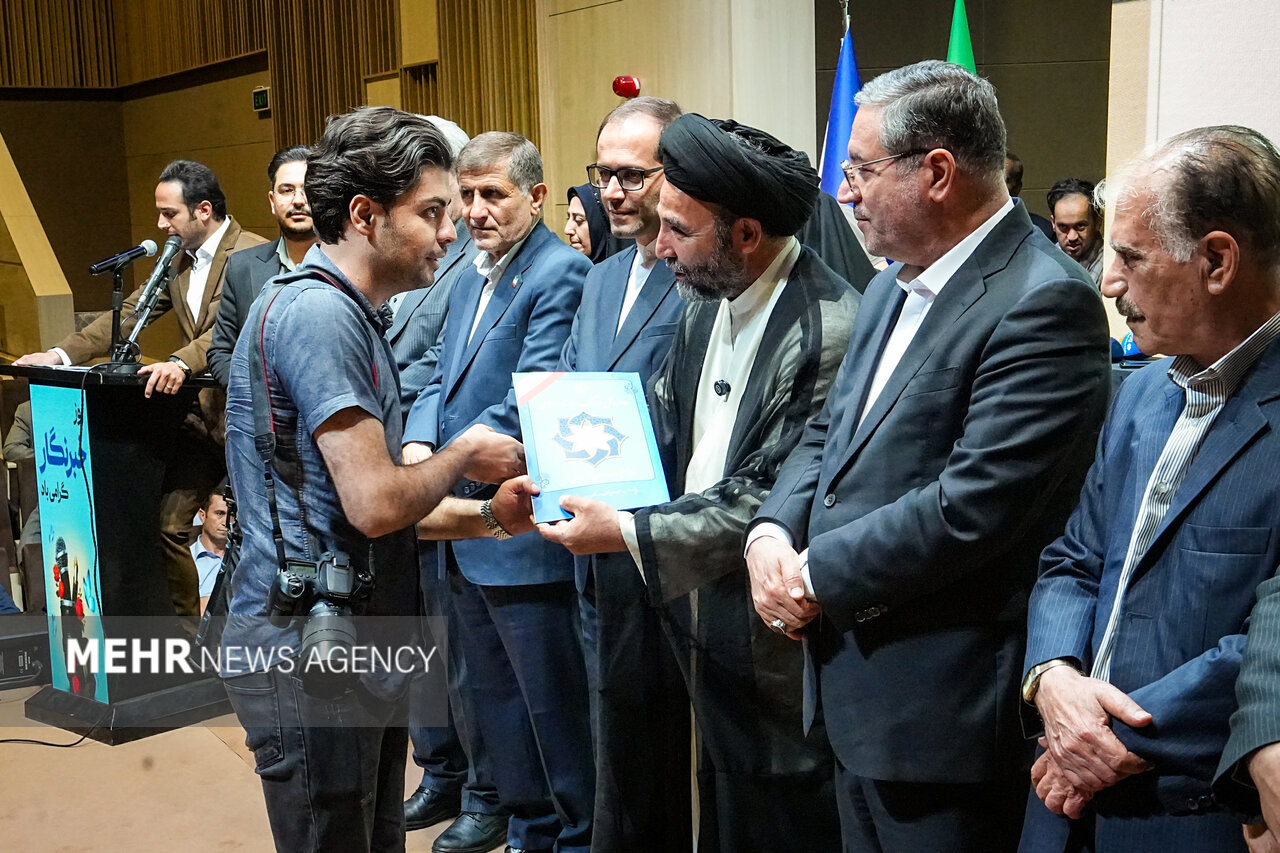 درخشش عکاس خبرگزاری مهر در جشنواره عکس «جنگ رمضان» / تجلیل استاندار آذربایجان غربی از اصحاب رسانه