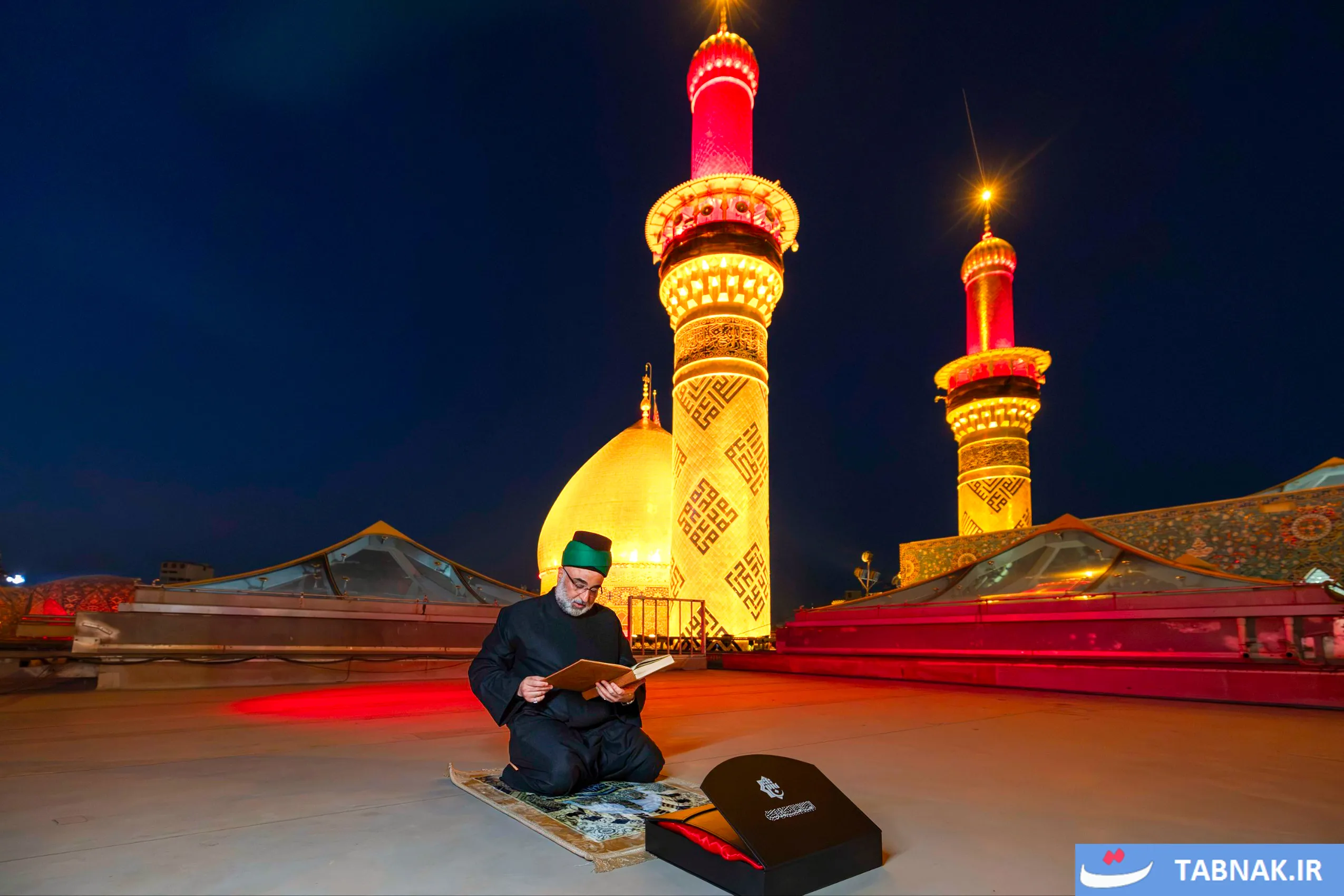 آیین سنتی تعویض پرچم حرم امام حسین و حضرت عباس برگزار شد