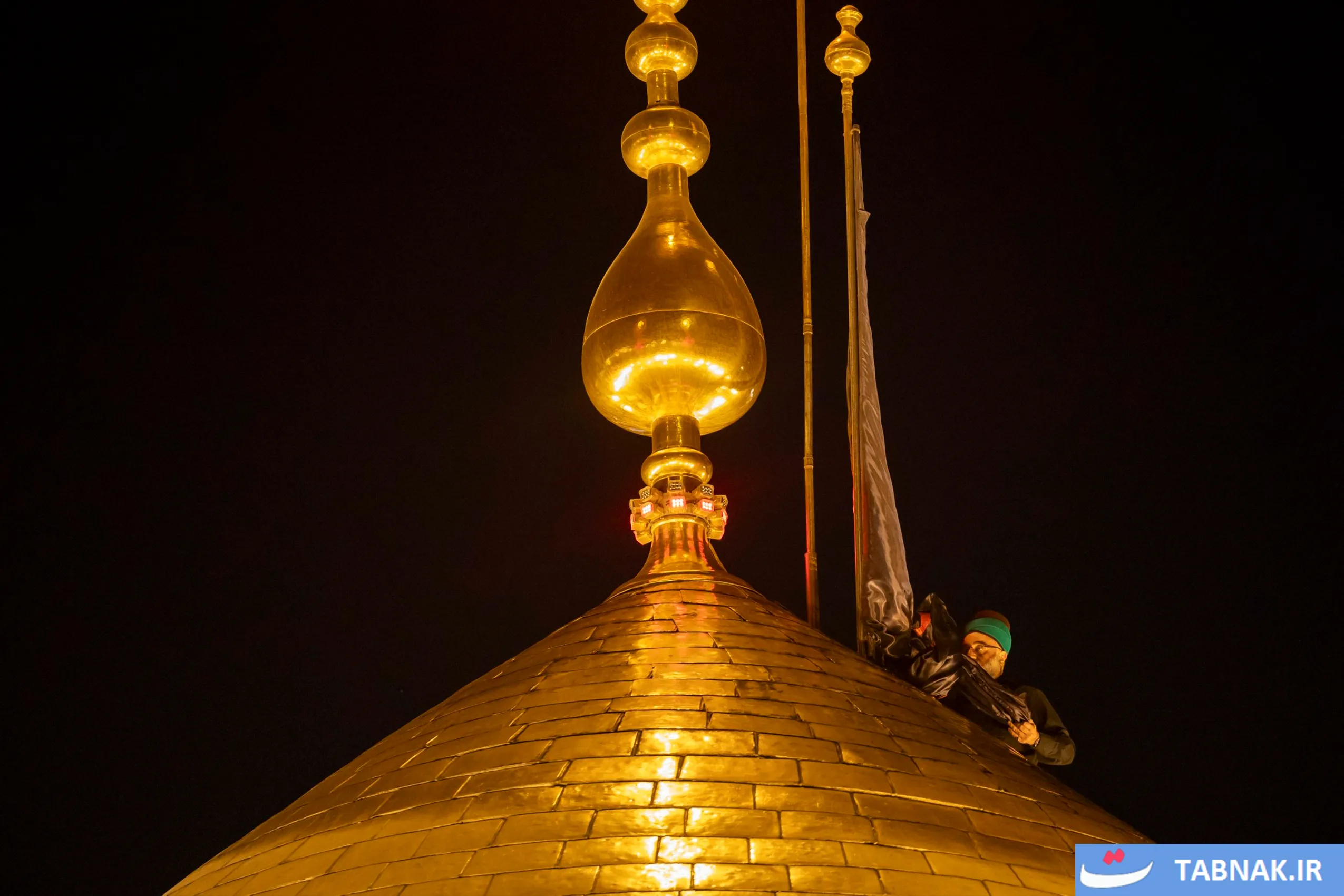 نمایی از حرم امام حسین در شب تعویض پرچم