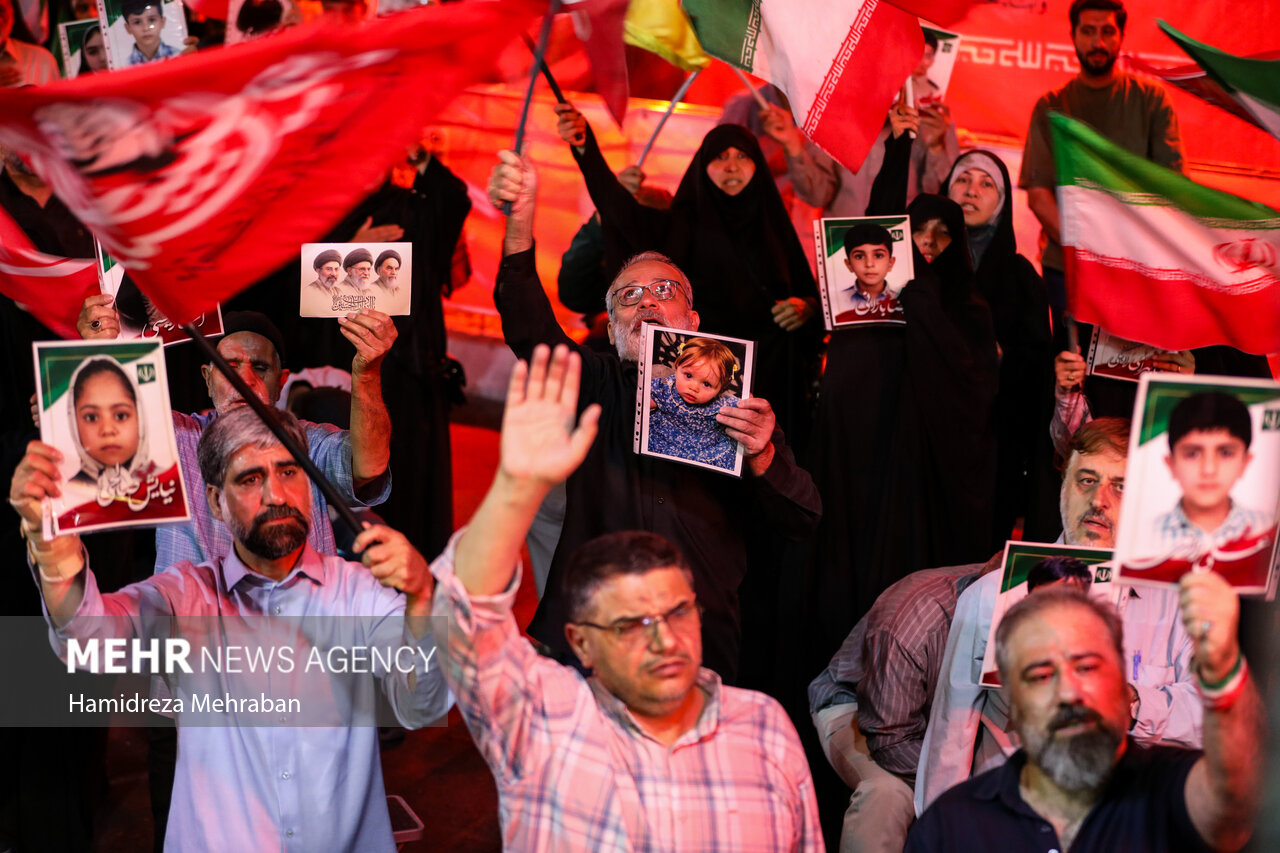یادواره ۱۶۸ شهید دانش‌آموز میناب در میدان شهدای تهران برگزار شد