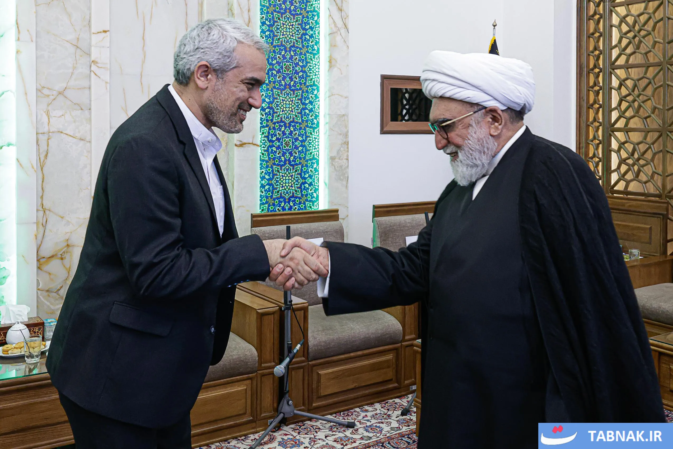 نهمین نشست کارگروه امام رضا (ع) با حضور وزرا و رئیس کل بانک مرکزی در حرم مطهر رضوی