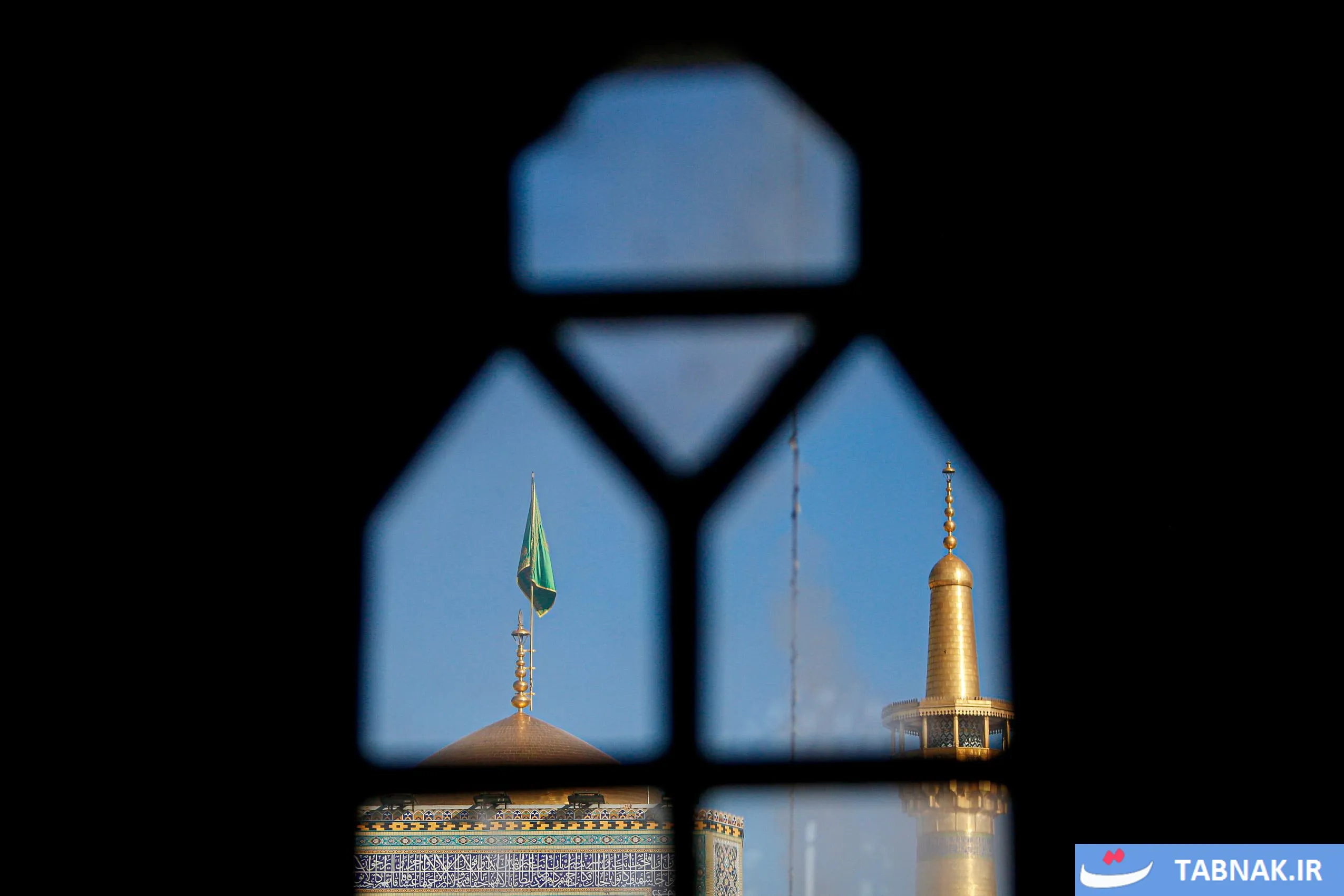 آیین سنتی تعویض پرچم گنبد و پوش ضریح امام رضا(ع) و حضرت معصومه(س) برگزار شد