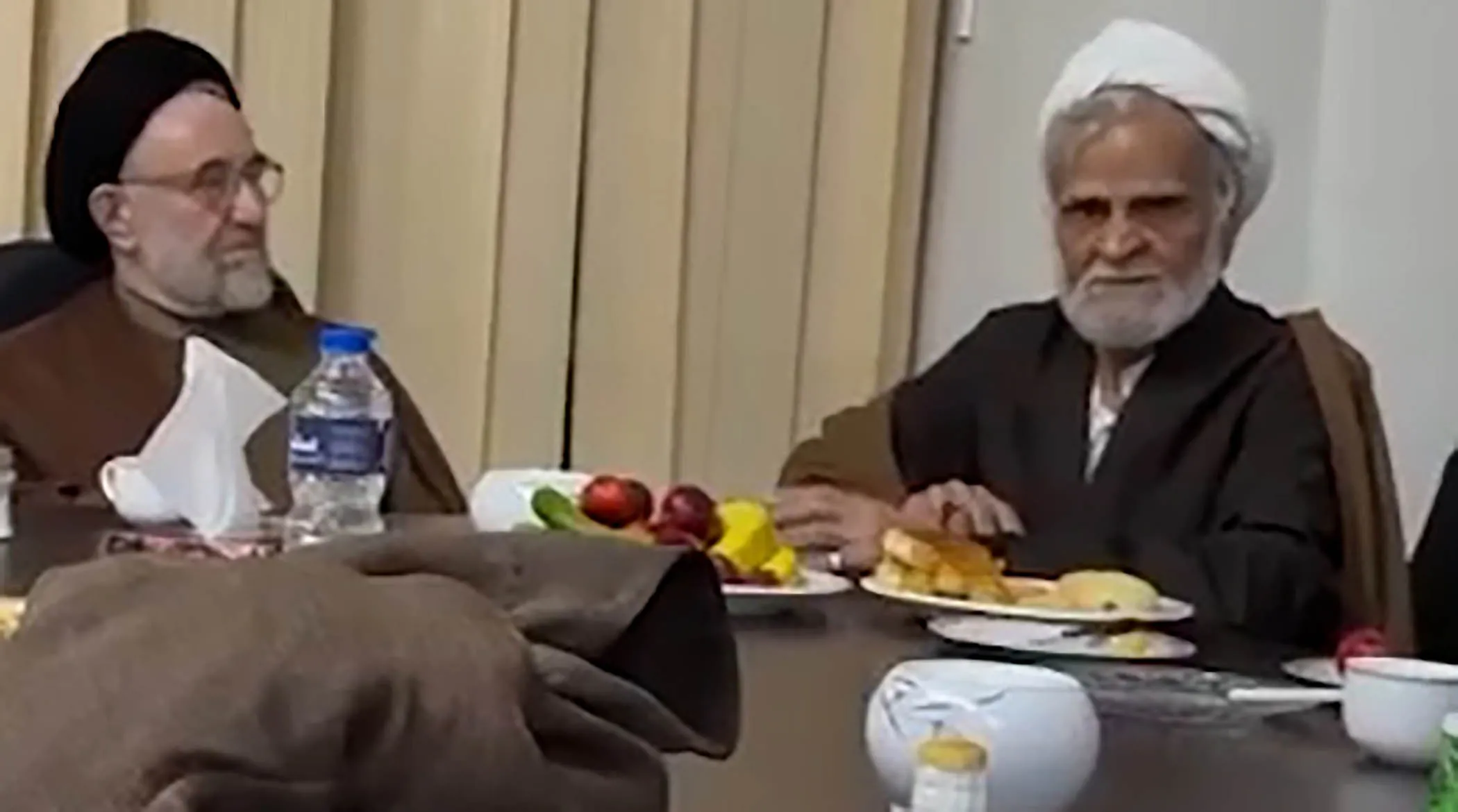 فیلم شعرخوانی احساسی حجتی کرمانی در مراسم بزرگداشت رهبر کبیر انقلاب