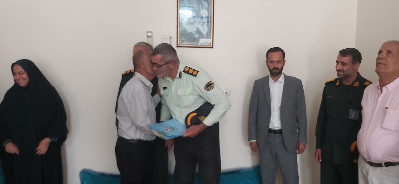  تصویری از دیدار مسئولان با آزاده خنج