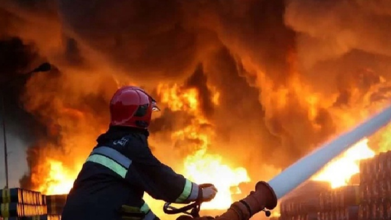 آتش‌سوزی گسترده در پارکینگ خودروهای توقیفی نیشابور؛ ۲۸ خودرو طعمه حریق شد