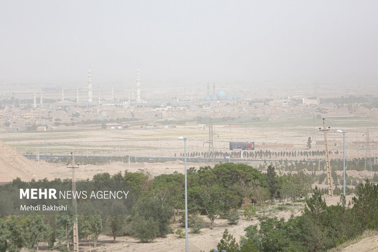 هشدار ناسالم بودن هوای قم و جعفریه؛ ذرات معلق PM2.5 و PM10 فراتر از حد استاندارد